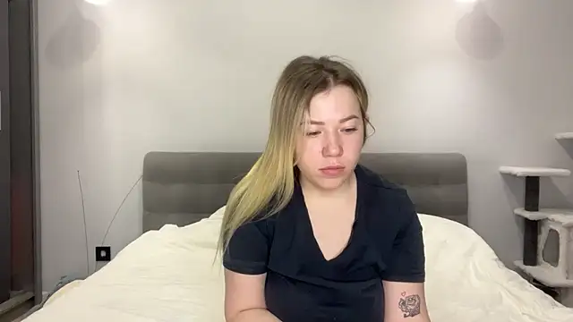 Embersweetbunny online show from January 7, 2026, 6:29 am