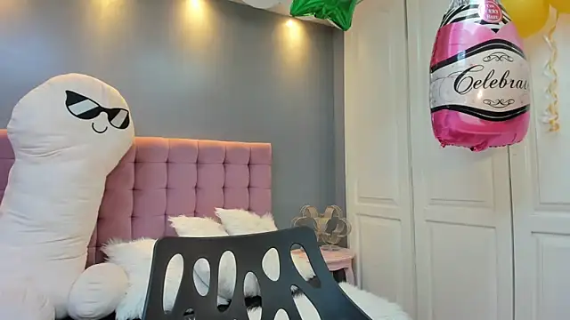 IssadoraJames online show from October 5, 2025, 2:30 pm