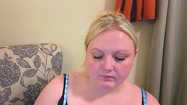 Snapshot of PhatAssBlond chatting on April 29, 2026, 10:49 pm PhatAssBlond online show from April 29, 2026, 10:49 pm