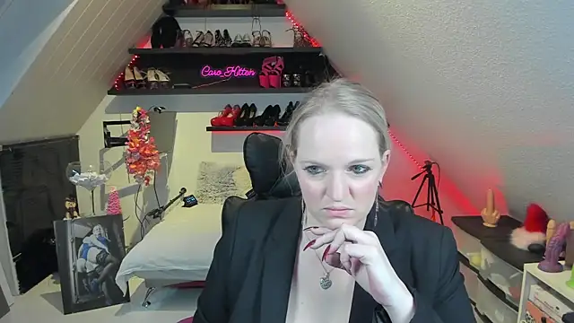 caro kitten online show from December 15, 2024, 10:18 am