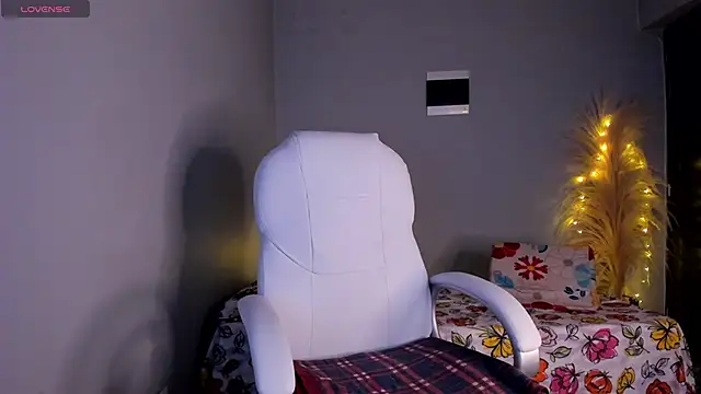 DollyWalker online show from March 17, 2025, 10:08 pm