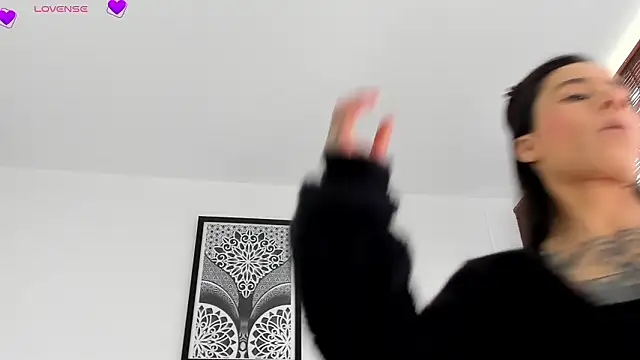 VeronicaTonu online show from February 2, 2026, 6:29 pm