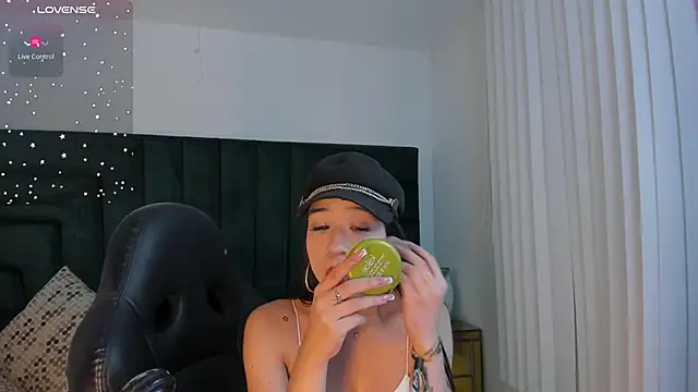 Snapshot of FaloonRoussel chatting on February 12, 2026, 6:18 pm FaloonRoussel online show from February 12, 2026, 6:18 pm