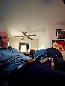 Snapshot of den-rock4u chatting on November 12, 2025, 8:29 am den-rock4u online show from November 12, 2025, 8:29 am