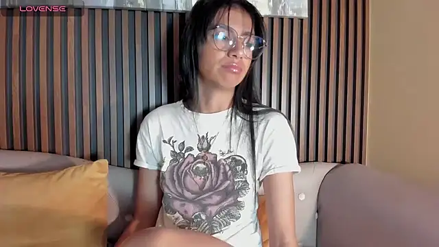 Tamaraakins online show from March 13, 2025, 3:17 pm