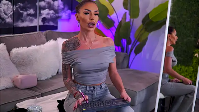 Snapshot of RaquelleVon chatting on November 15, 2025, 10:30 am RaquelleVon online show from November 15, 2025, 10:30 am