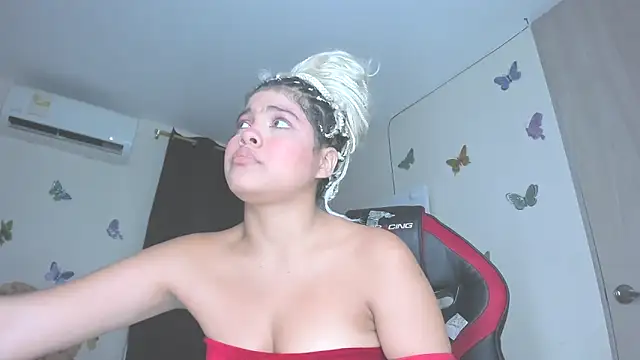 sofiacastillo01 online show from October 13, 2025, 4:19 pm