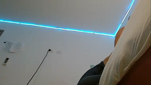 YUSELFI ROSS  online show from March 19, 2025, 12:23 pm