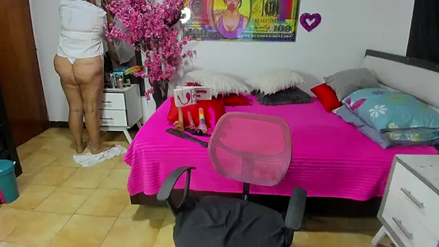 Snapshot of karenmilf_4 chatting on October 4, 2025, 4:47 am karenmilf 4 online show from October 4, 2025, 4:47 am