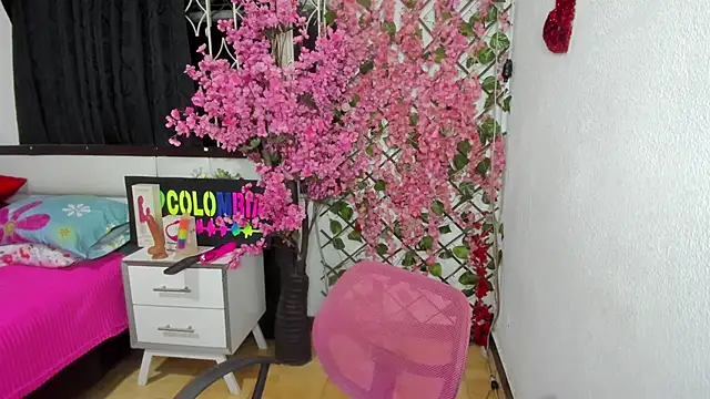 Snapshot of karenmilf_4 chatting on September 14, 2025, 4:24 am karenmilf 4 online show from September 14, 2025, 4:24 am