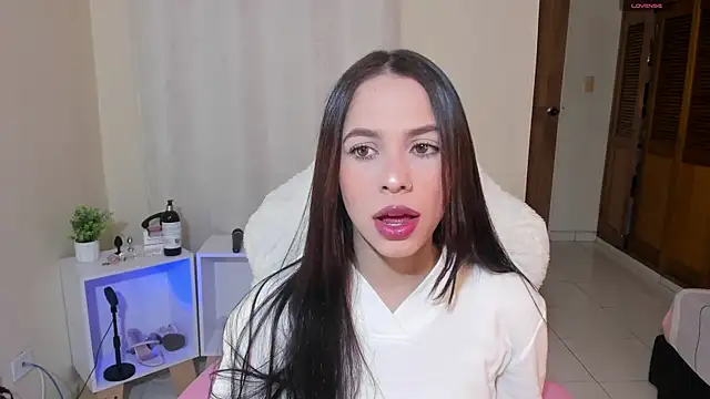 shanakendal2 online show from March 22, 2025, 2:03 pm