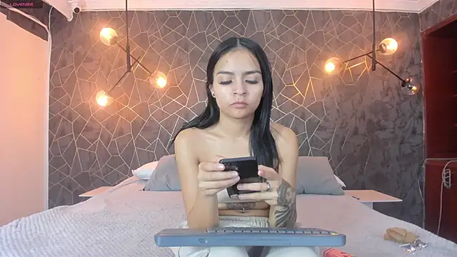 leigh-angels online show from November 17, 2025, 9:52 pm