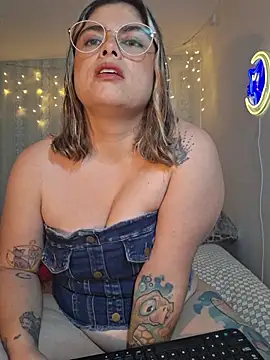 Juliietha servas online show from April 15, 2026, 11:16 pm