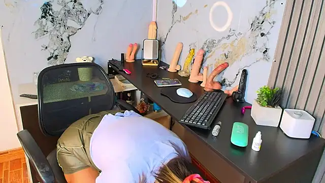 AlixLong online show from September 27, 2025, 10:10 am