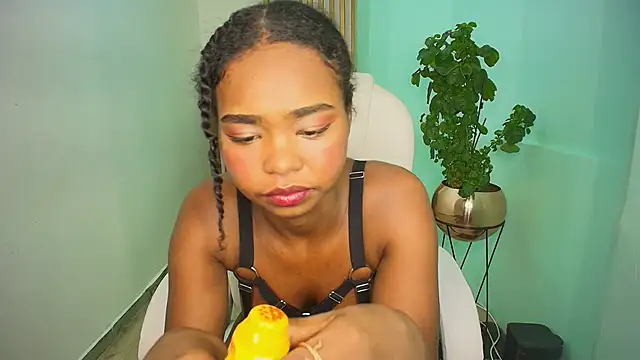 Snapshot of LaurenSnow chatting on February 22, 2025, 1:33 am LaurenSnow online show from February 22, 2025, 1:33 am