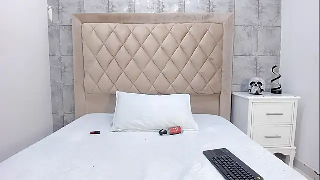 Snapshot of LaurenSnow chatting on November 23, 2025, 3:33 pm LaurenSnow online show from November 23, 2025, 3:33 pm