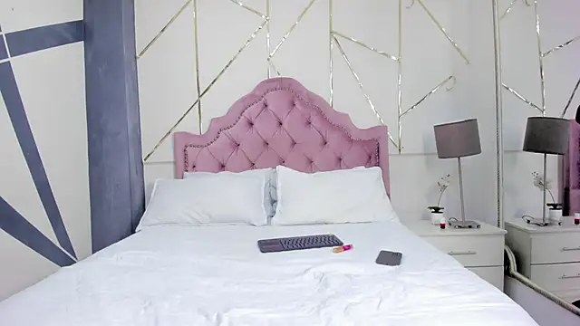 Snapshot of LaurenSnow chatting on February 18, 2025, 6:37 pm LaurenSnow online show from February 18, 2025, 6:37 pm