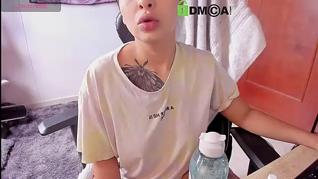 sweetcoralinee online show from November 25, 2025, 4:18 pm