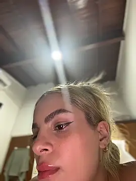 Snapshot of emiss_ chatting on December 15, 2025, 8:36 pm emiss online show from December 15, 2025, 8:36 pm