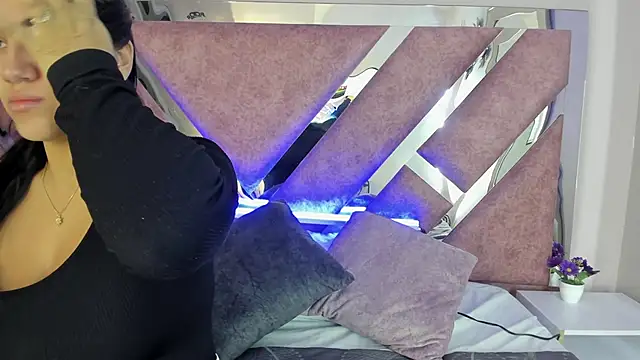 PaulinaDuarte online show from October 28, 2025, 10:47 am