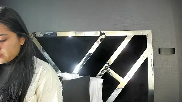 PaulinaDuarte online show from April 18, 2026, 11:45 am