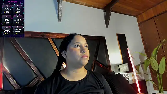 Snapshot of EmiliWilliams chatting on April 24, 2026, 12:01 am EmiliWilliams online show from April 24, 2026, 12:01 am