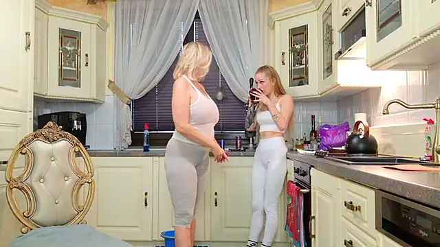 TUNDEROSE1 online show from March 11, 2025, 8:19 am