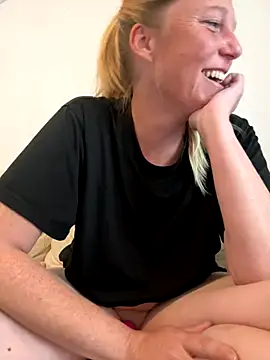 Snapshot of MoniqueLaFee chatting on October 5, 2025, 8:05 am MoniqueLaFee online show from October 5, 2025, 8:05 am