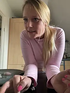 Snapshot of MoniqueLaFee chatting on January 29, 2025, 12:13 pm MoniqueLaFee online show from January 29, 2025, 12:13 pm