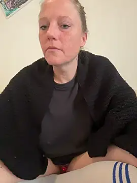 Snapshot of MoniqueLaFee chatting on April 19, 2026, 8:04 am MoniqueLaFee online show from April 19, 2026, 8:04 am