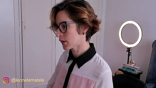 cuddlingbunny online show from November 4, 2025, 4:33 pm