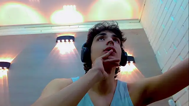 Sr BonnyEthan online show from December 3, 2025, 1:54 pm