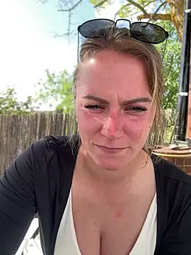 selenaluvv online show from April 22, 2026, 3:19 pm