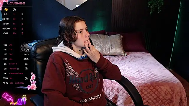 pretty cristal69 online show from March 13, 2026, 1:05 pm