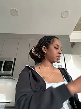 Snapshot of Your_Paris chatting on November 24, 2025, 5:46 pm Your Paris online show from November 24, 2025, 5:46 pm