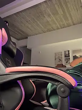 Snapshot of Your_Paris chatting on November 26, 2025, 4:45 am Your Paris online show from November 26, 2025, 4:45 am