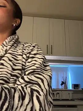 Snapshot of Your_Paris chatting on March 14, 2025, 10:16 pm Your Paris online show from March 14, 2025, 10:16 pm