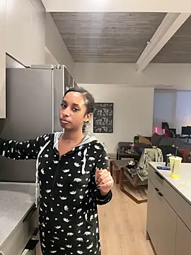 Snapshot of Your_Paris chatting on October 27, 2025, 2:40 pm Your Paris online show from October 27, 2025, 2:40 pm