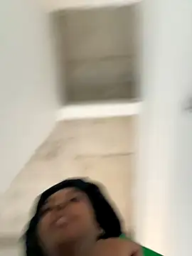 Snapshot of Your_Paris chatting on November 17, 2025, 5:39 pm Your Paris online show from November 17, 2025, 5:39 pm