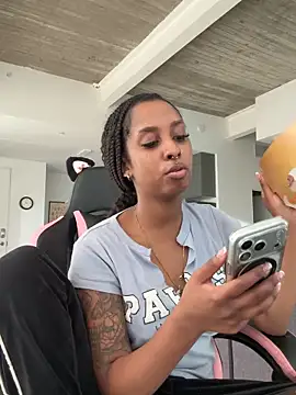 Snapshot of Your_Paris chatting on November 22, 2025, 4:39 pm Your Paris online show from November 22, 2025, 4:39 pm