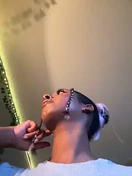 Snapshot of Your_Paris chatting on March 18, 2025, 1:13 am Your Paris online show from March 18, 2025, 1:13 am