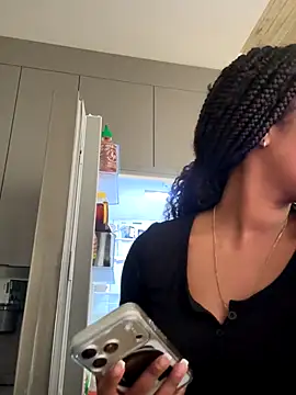 Snapshot of Your_Paris chatting on November 13, 2025, 7:40 pm Your Paris online show from November 13, 2025, 7:40 pm