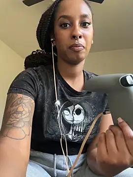 Snapshot of Your_Paris chatting on November 9, 2025, 7:18 pm Your Paris online show from November 9, 2025, 7:18 pm