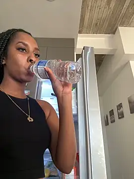 Snapshot of Your_Paris chatting on November 14, 2025, 8:56 pm Your Paris online show from November 14, 2025, 8:56 pm