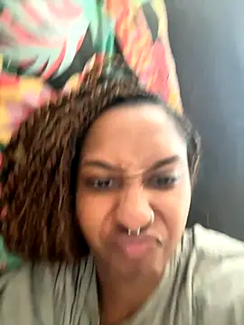 Snapshot of Your_Paris chatting on September 19, 2025, 2:43 pm Your Paris online show from September 19, 2025, 2:43 pm