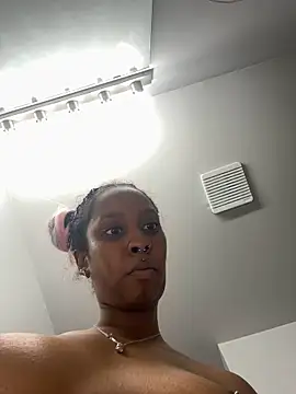 Snapshot of Your_Paris chatting on March 17, 2025, 12:32 am Your Paris online show from March 17, 2025, 12:32 am