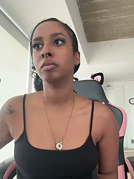 Snapshot of Your_Paris chatting on November 25, 2025, 4:40 pm Your Paris online show from November 25, 2025, 4:40 pm