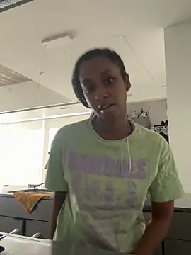 Snapshot of Your_Paris chatting on December 1, 2025, 7:37 pm Your Paris online show from December 1, 2025, 7:37 pm