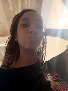 Snapshot of Your_Paris chatting on October 7, 2025, 10:33 pm Your Paris online show from October 7, 2025, 10:33 pm