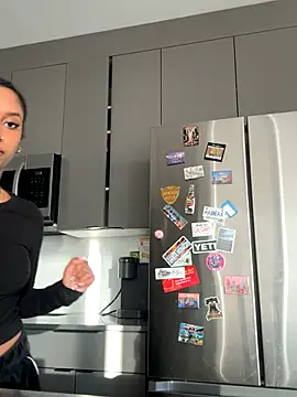 Snapshot of Your_Paris chatting on November 29, 2025, 5:13 pm Your Paris online show from November 29, 2025, 5:13 pm